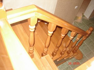 Деревянная лестница для коттеджа