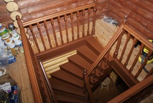 Деревянная лестница на второй этаж на даче