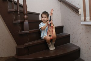 Ребёнок сидит на лестнице фото