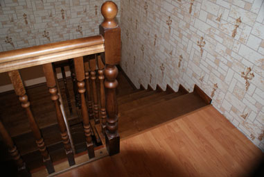 Установка лестниц деревянных в коттедже