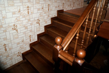 Установка лестниц деревянных в доме