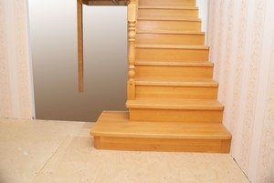 Лестница деревянная покрашена