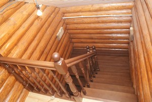 Лестница в деревянном доме вид сверху на фото
