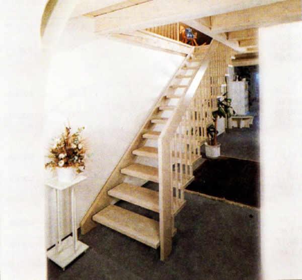 На картинке деревянная прямая лестница