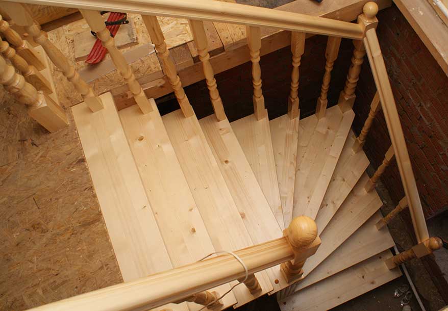 Использование материалов для покрытия деревянных лестниц