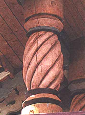 вырезанный винтам столб при входе в боярский терем