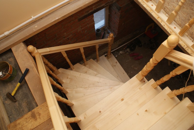 Недорогая деревянная лестница для дачи из сосны ЛД1140С купить у производителя