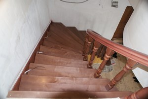 Деревянная лестница с гнутой тетивой