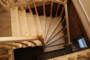 Деревянная лестница на второй этаж в коттедже