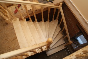 Деревянная лестница на второй этаж на даче