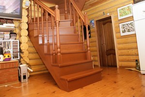 Деревянная лестница на второй этаж в доме