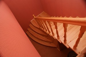 Установка лестниц деревянных в доме