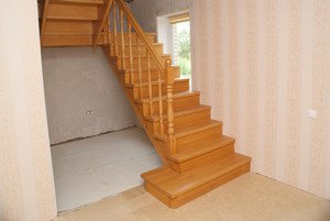 Лестница деревянная светлая