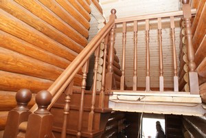как сделать перила на деревянной лестнице