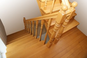 Лестница деревянная лакированная