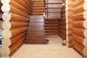 Лестница в деревянном доме вид с первого этажа
