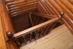 в деревянном доме перила лестницы